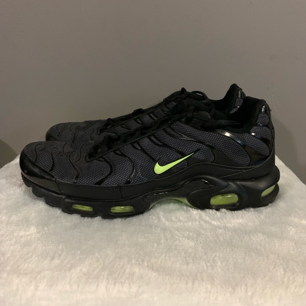 Nike Air Max Plus Black Volt Glow Men's Shoes Sneakers AJ2013-001 Size 13  TN